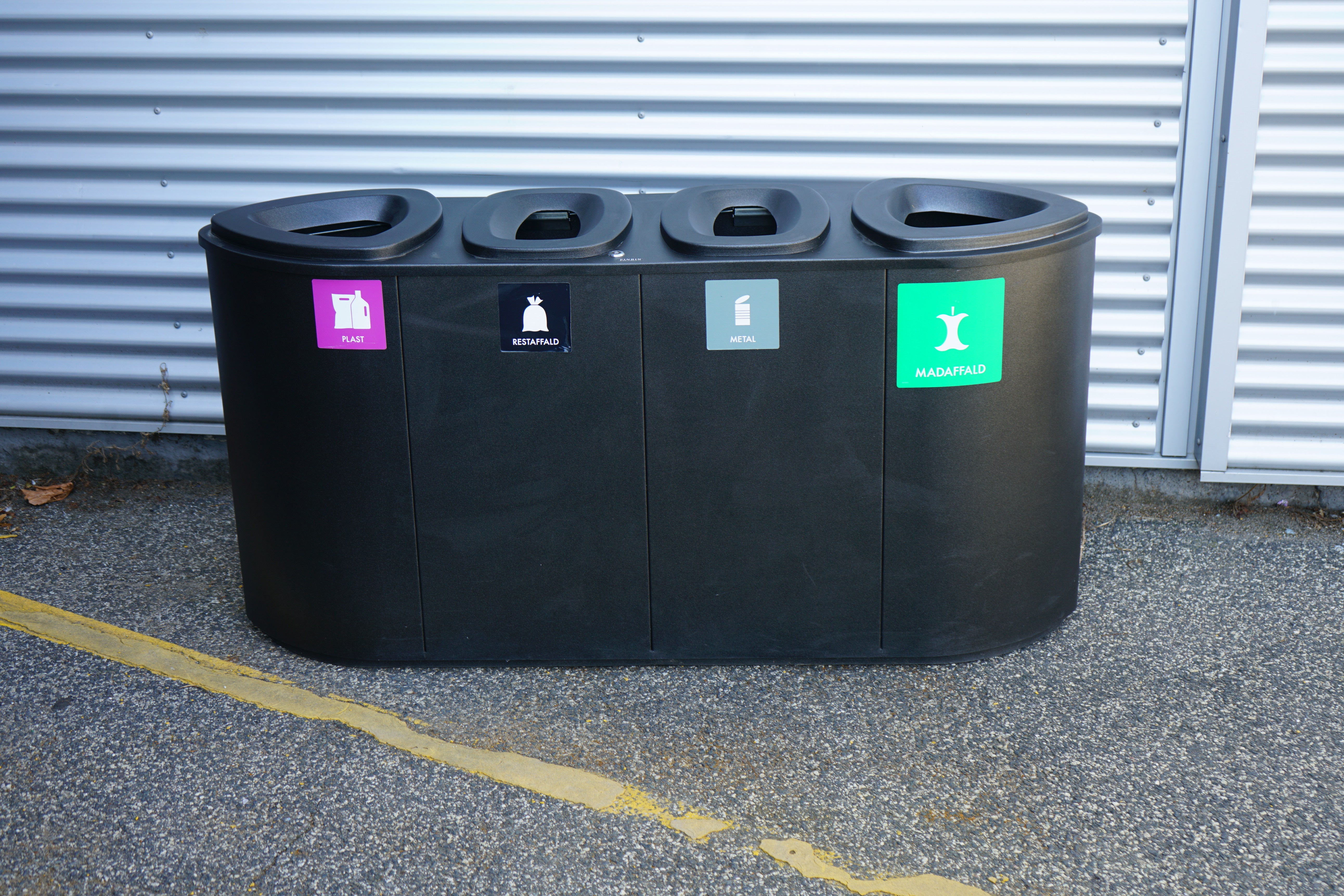 Affaldssorteringsstation med 4 rum 158x80x45 cm – plast, restaffald, metal og madaffald set forfra